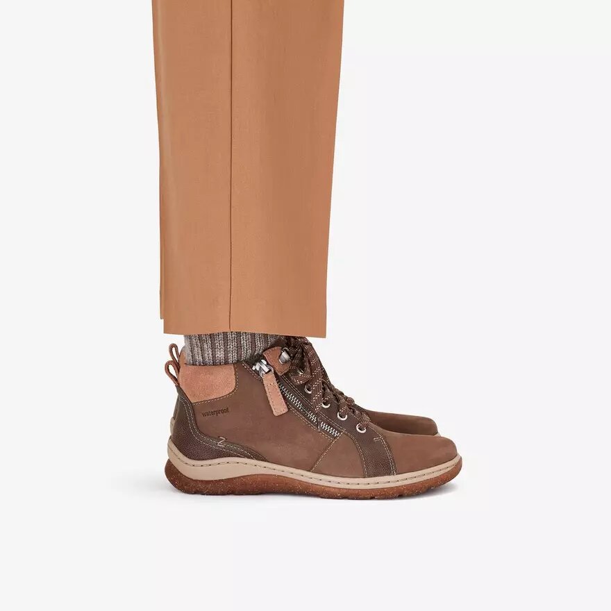 Botines Chelsea Orlene Top Wp de nubuck color arena oscuro para mujer Botines Chelsea Orlene Top Wp de nubuck color arena oscuro para mujer