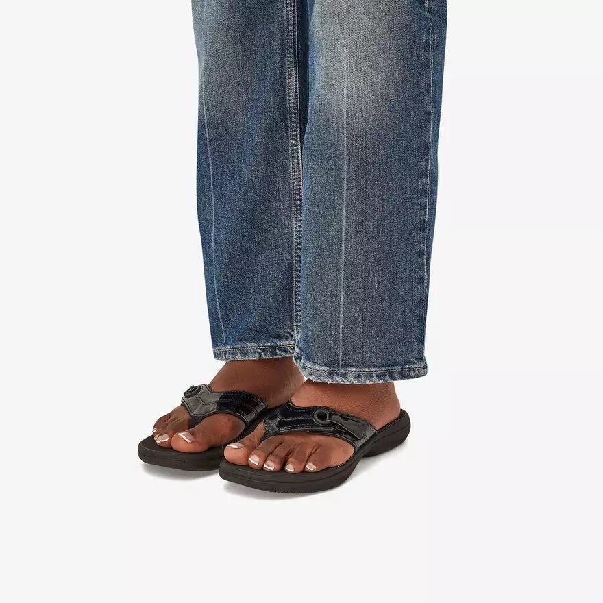 Chanclas Breeze Reyna para mujer, en charol negro, con tecnología Cloudsteppers™ Chanclas Breeze Reyna para mujer, en charol negro, con tecnología Cloudsteppers™