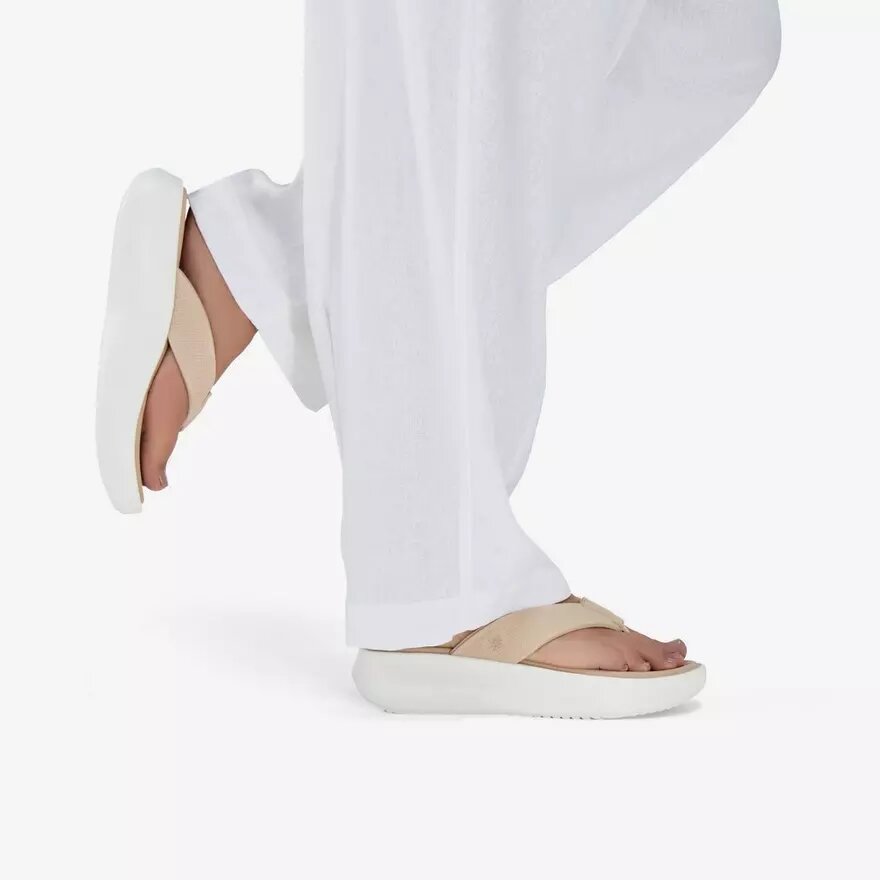 Chanclas Solevana Post para mujer en color arena Chanclas Solevana Post para mujer en color arena