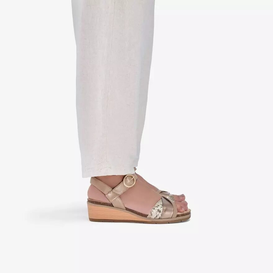 Cuñas de cuero combinadas Kacha Twist para mujer, color topo, de Us Cuñas de cuero combinadas Kacha Twist para mujer, color topo, de Us