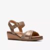 Cuñas de cuero combinadas Kacha Twist para mujer, color topo, de Us Cuñas de cuero combinadas Kacha Twist para mujer, color topo, de Us