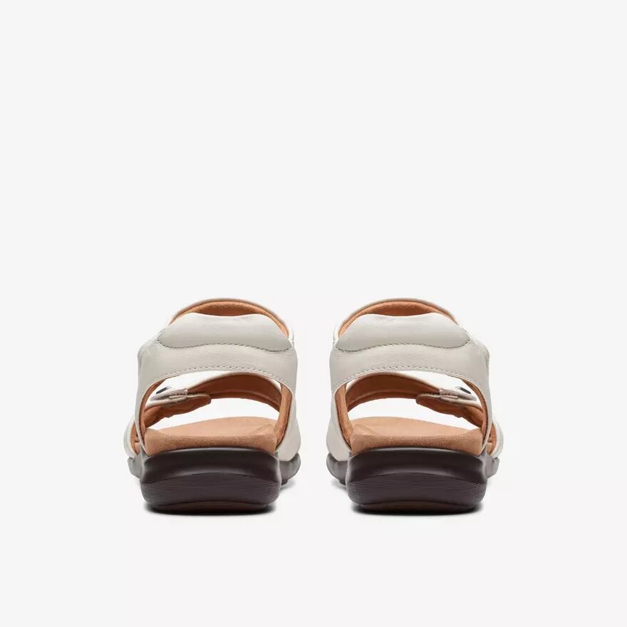 Sandalias planas de piel en color blanco roto «Kitly Ave» para mujer Sandalias planas de piel en color blanco roto «Kitly Ave» para mujer