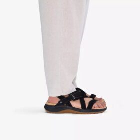 Sandalias planas Maelynn Gem de nubuck negro para mujer