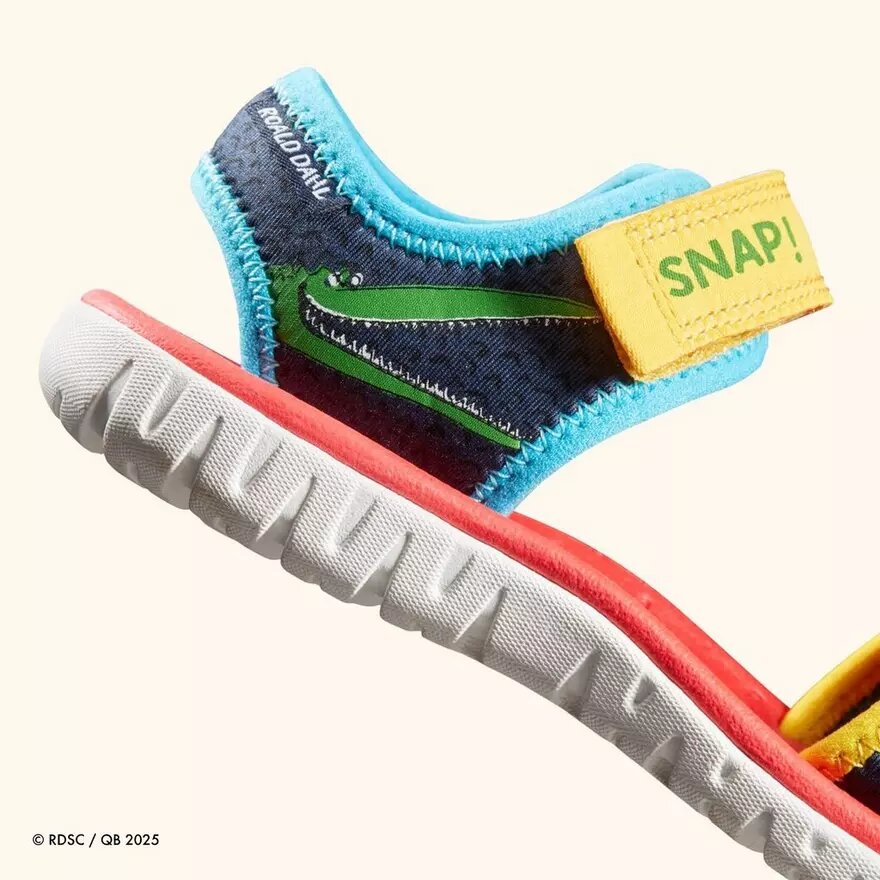 Sandalias planas para niños «Surfing Ace» con estampado azul marino Sandalias planas para niños «Surfing Ace» con estampado azul marino