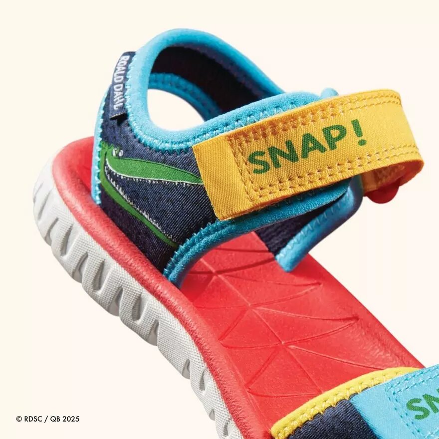 Sandalias planas para niños «Surfing Ace» con estampado azul marino Sandalias planas para niños «Surfing Ace» con estampado azul marino