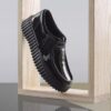 Torhill Bee Wallabee de charol negro para mujer