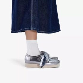 Wallabee 2604 para mujer: Wallabees de charol plateado