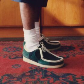 Wallabee para hombre con rayas azules y verdes