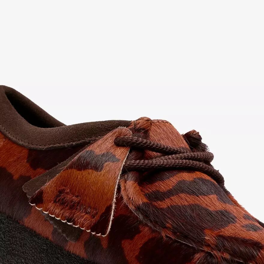 Wallabee para mujer. Wallabees marrones con estampado de vaca Wallabee para mujer. Wallabees marrones con estampado de vaca