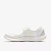 Zapatillas blancas con correa Solevana para mujer Zapatillas blancas con correa Solevana para mujer