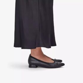 Zapatillas slip-on Natalyn de cuero negro oscuro para mujer