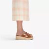 Zapatos de cuñas Tessiah Mule2 para mujer, en piel color tostado Zapatos de cuñas Tessiah Mule2 para mujer, en piel color tostado