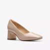 Zapatos de salón Fernie Court para mujer, en charol, talla EE. UU. Zapatos de salón Fernie Court para mujer, en charol, talla EE. UU.